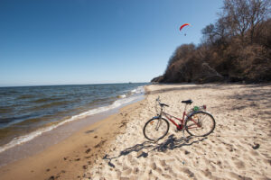 Rower na plaży nad morzem Bałtyckim, klif w Mechelinkach