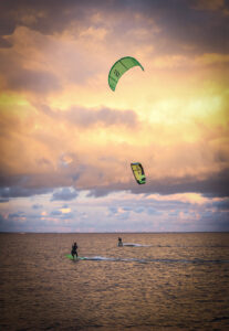 windsurf na plaży w Mechelinkach, morze Bałtyckie w Polsce