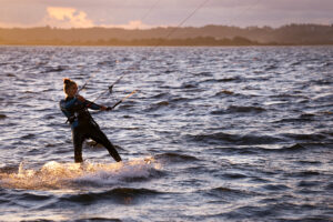 windsurf nad morzem Bałtyckim, zachód słońca nad zatoką