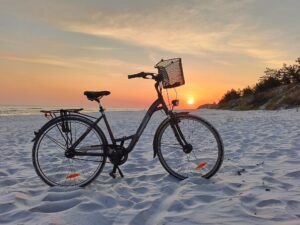 rower na plaży w Mechelinkach, apartament nad morzem Bałtyckim, zachód słońca nad morzem