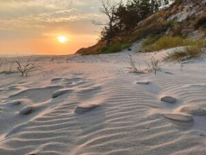 zachód słońca na plaży, morze bałtyckie i wydmy